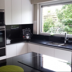 Greeploze keuken snow white met zwarte granieten werkblad en siemens keuken toestellen . 